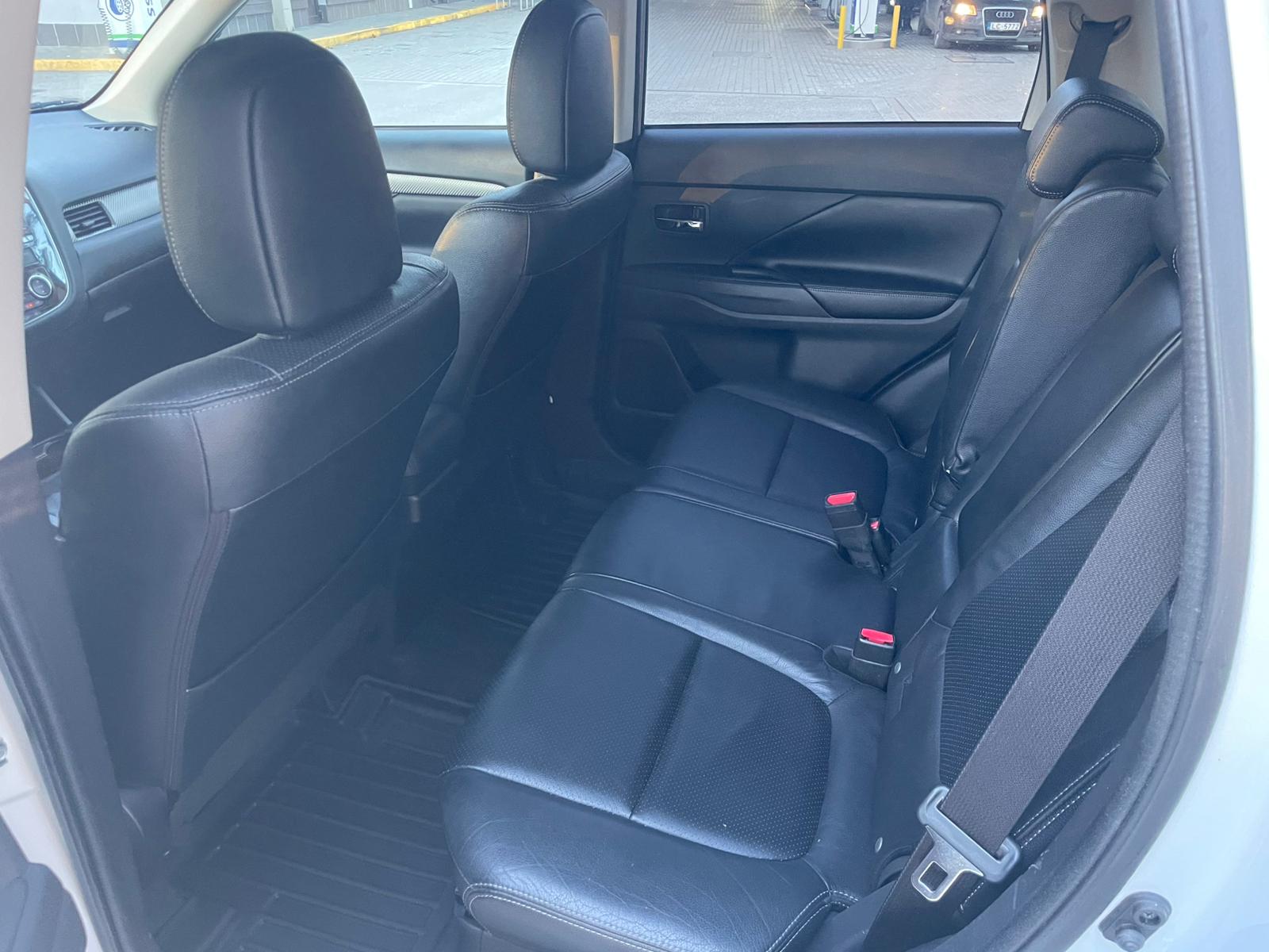 MITSUBISHI OUTLANDER 7-VIETAS 2013