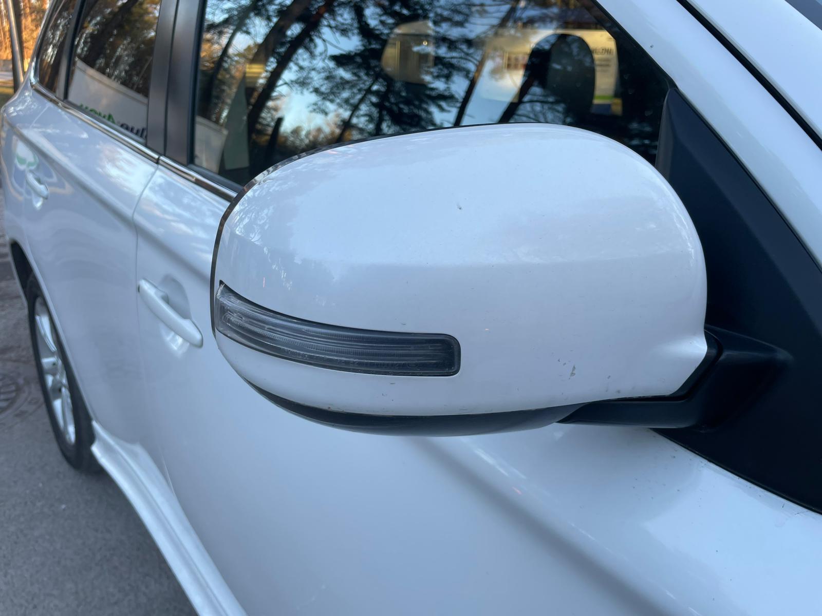 MITSUBISHI OUTLANDER 7-VIETAS 2013