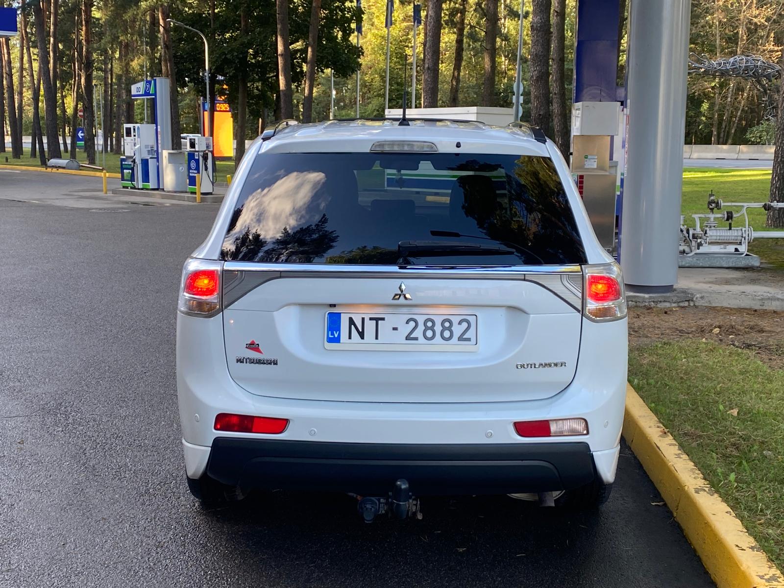 MITSUBISHI OUTLANDER 7-VIETAS 2013