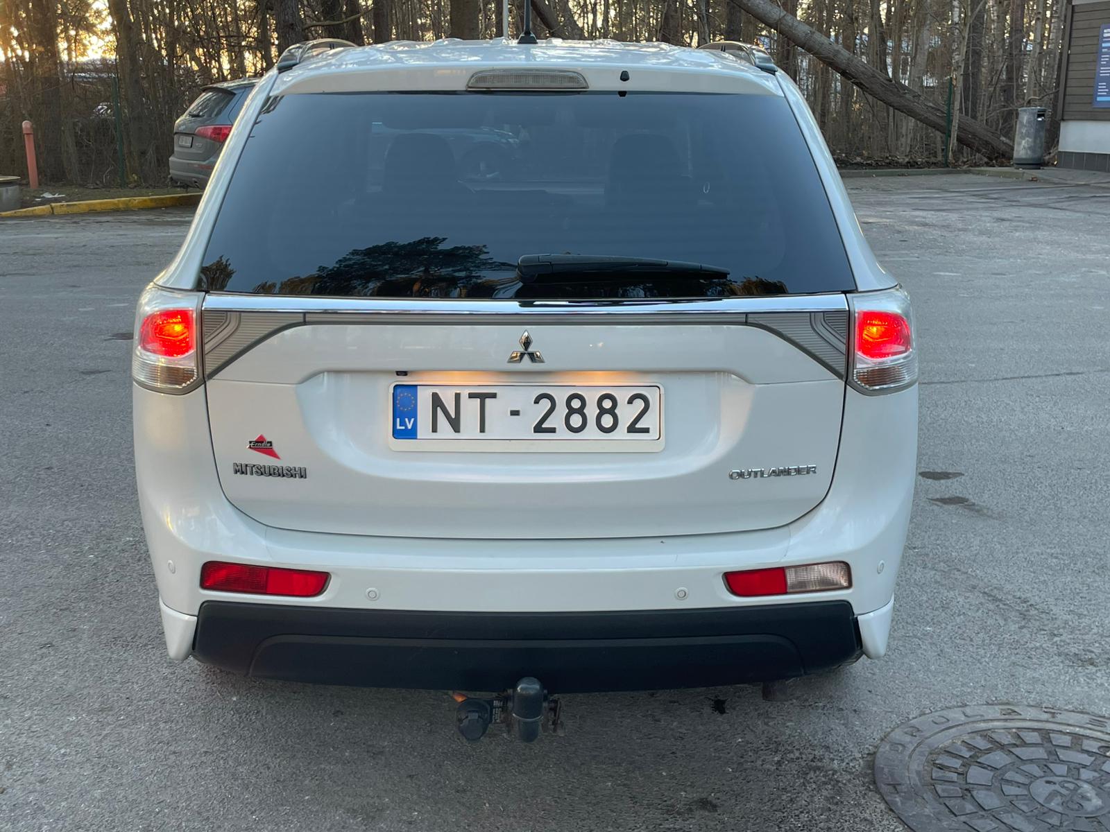 MITSUBISHI OUTLANDER 7-VIETAS 2013