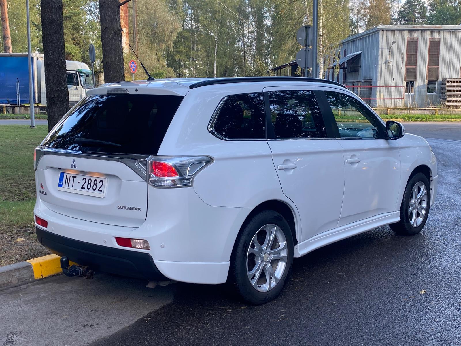 MITSUBISHI OUTLANDER 7-VIETAS 2013