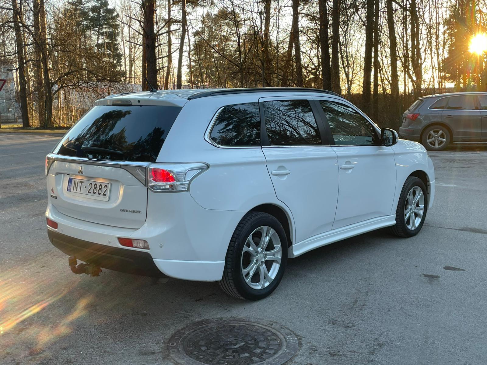 MITSUBISHI OUTLANDER 7-VIETAS 2013