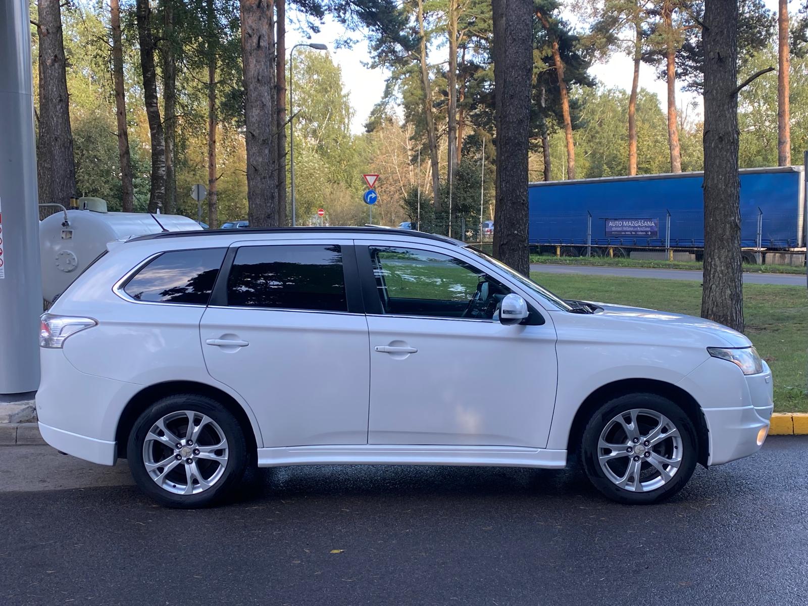 MITSUBISHI OUTLANDER 7-VIETAS 2013