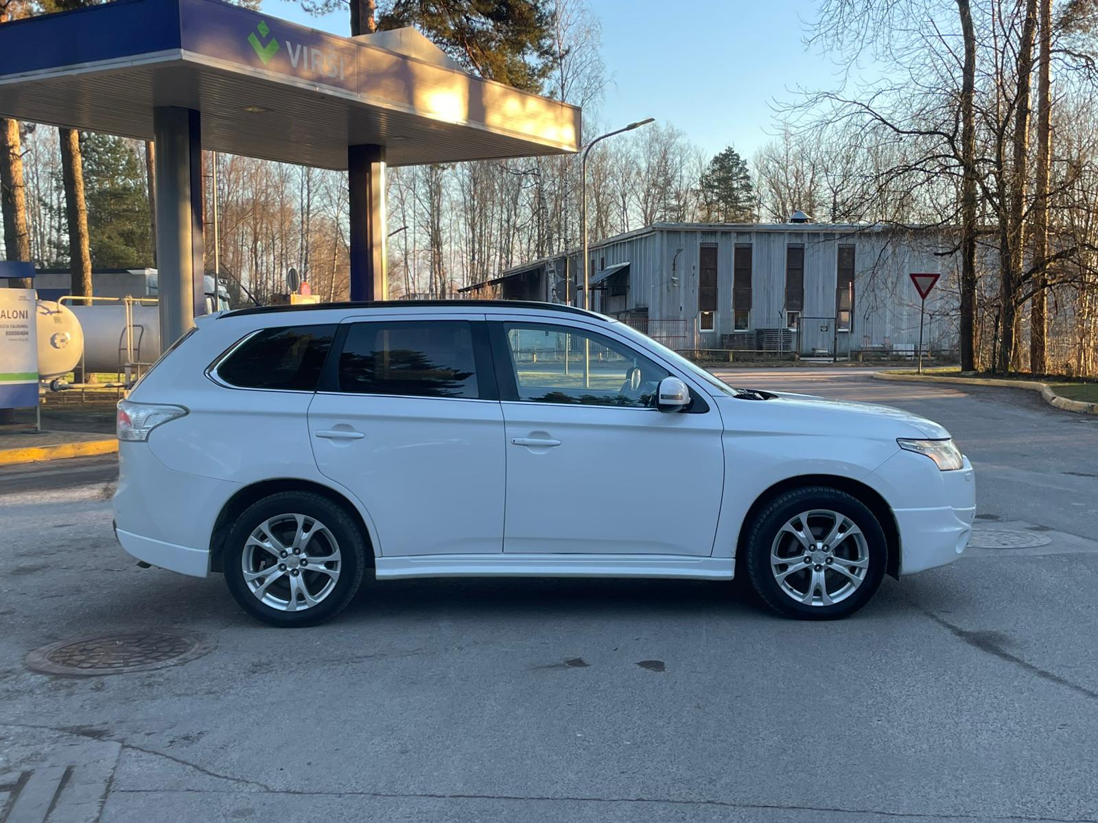 MITSUBISHI OUTLANDER 7-VIETAS 2013