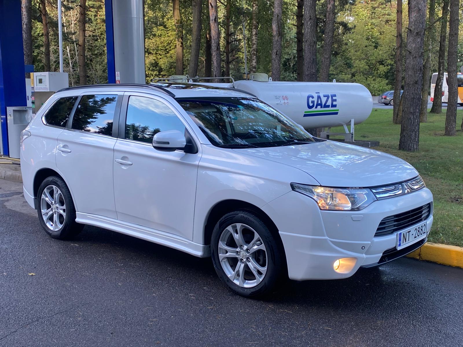 MITSUBISHI OUTLANDER 7-VIETAS 2013