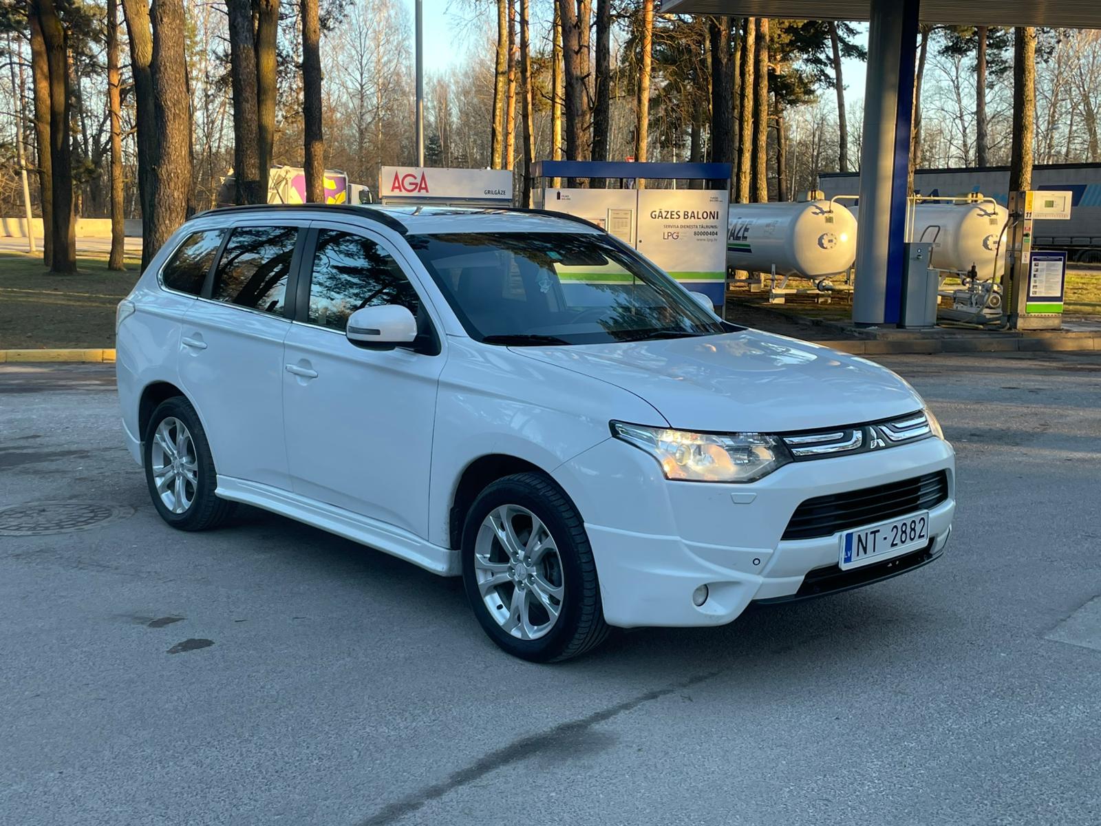 MITSUBISHI OUTLANDER 7-VIETAS 2013