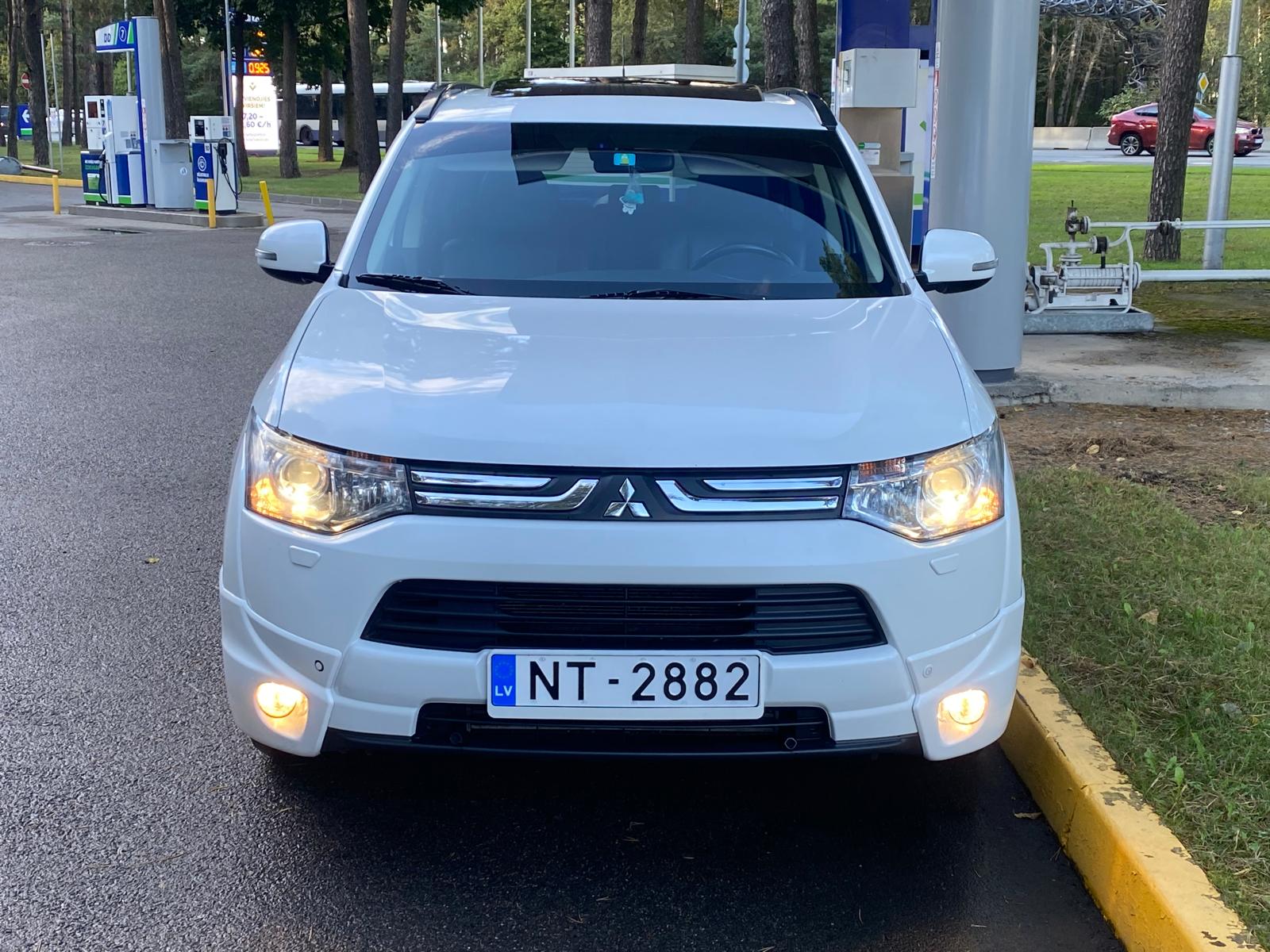 MITSUBISHI OUTLANDER 7-VIETAS 2013