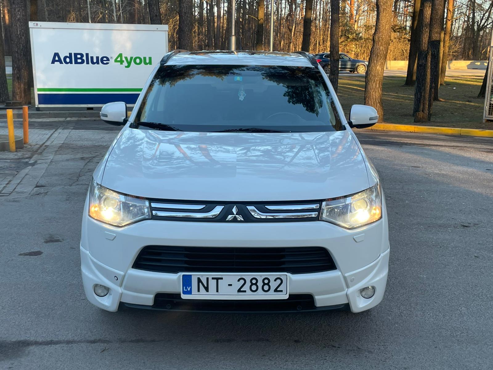 MITSUBISHI OUTLANDER 7-VIETAS 2013
