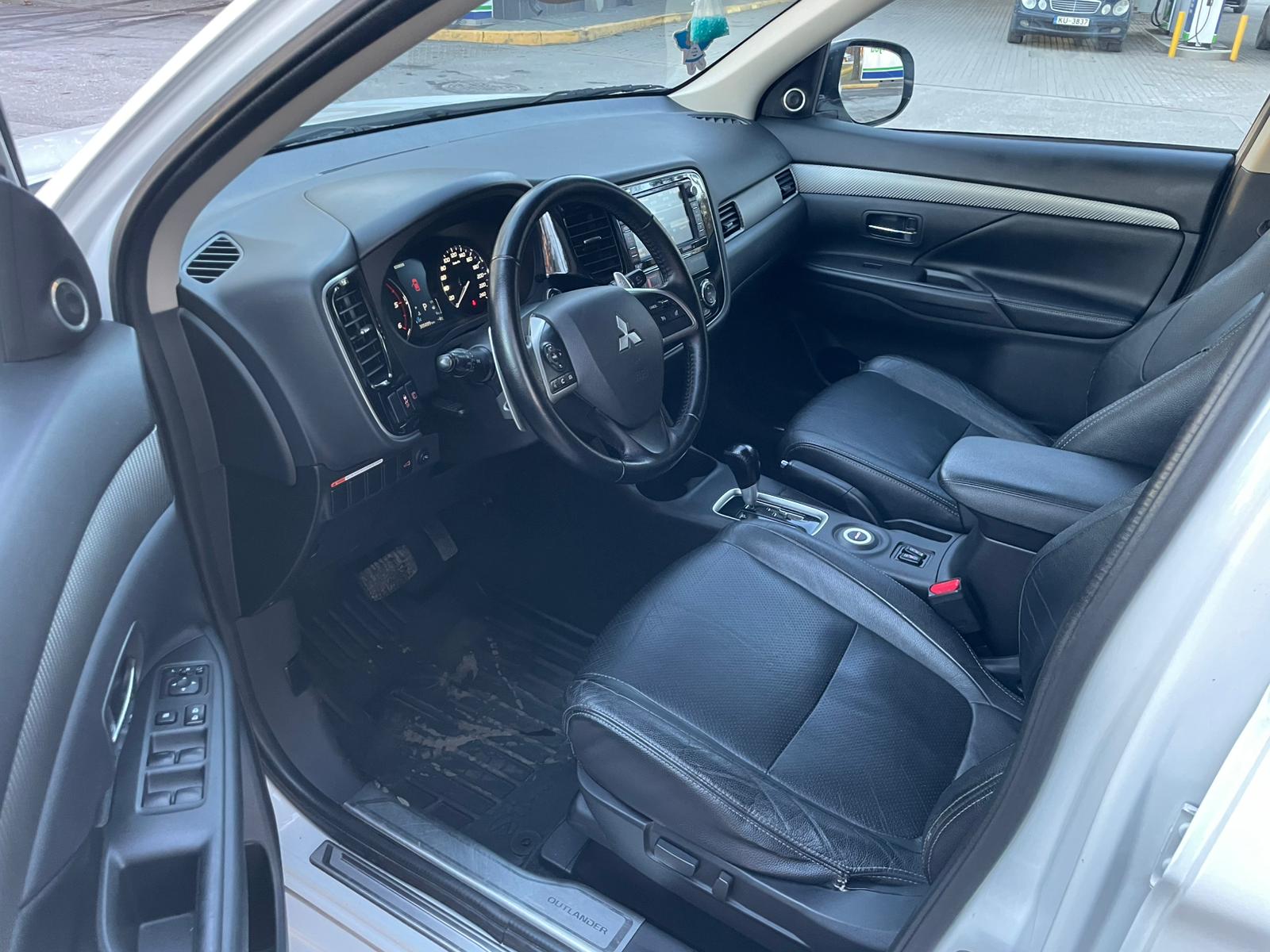 MITSUBISHI OUTLANDER 7-VIETAS 2013