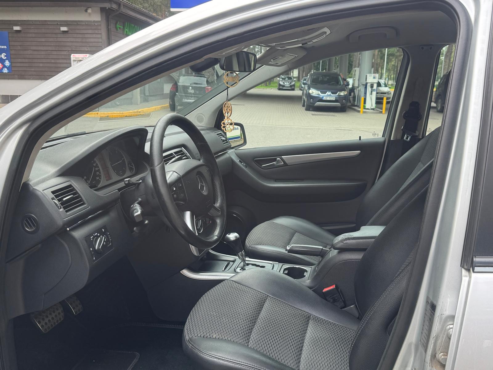 MERCEDES BENZ B 200