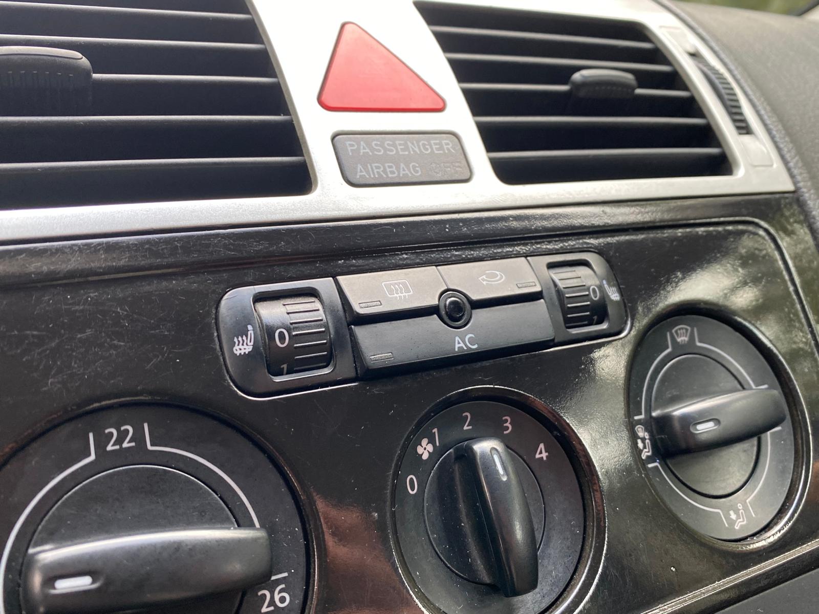 VW TOURAN 7-VIETĪGS