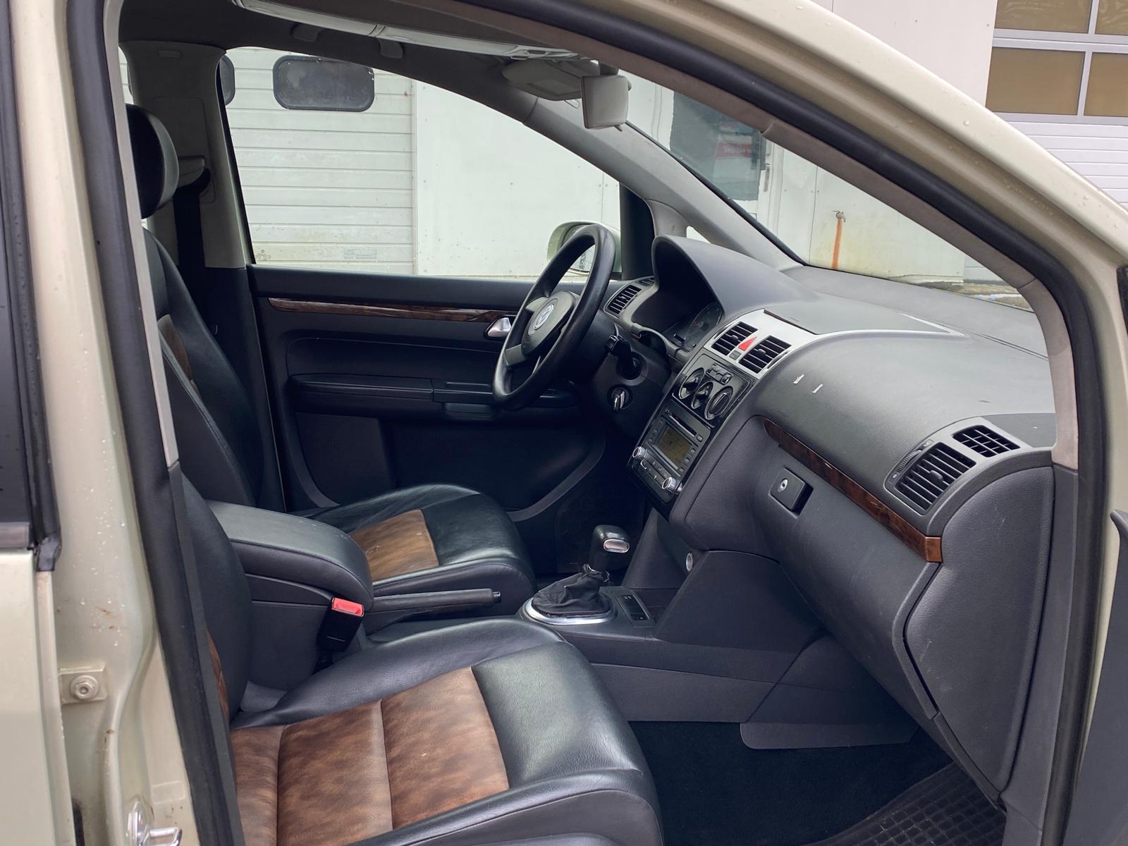 VW TOURAN 7-VIETĪGS