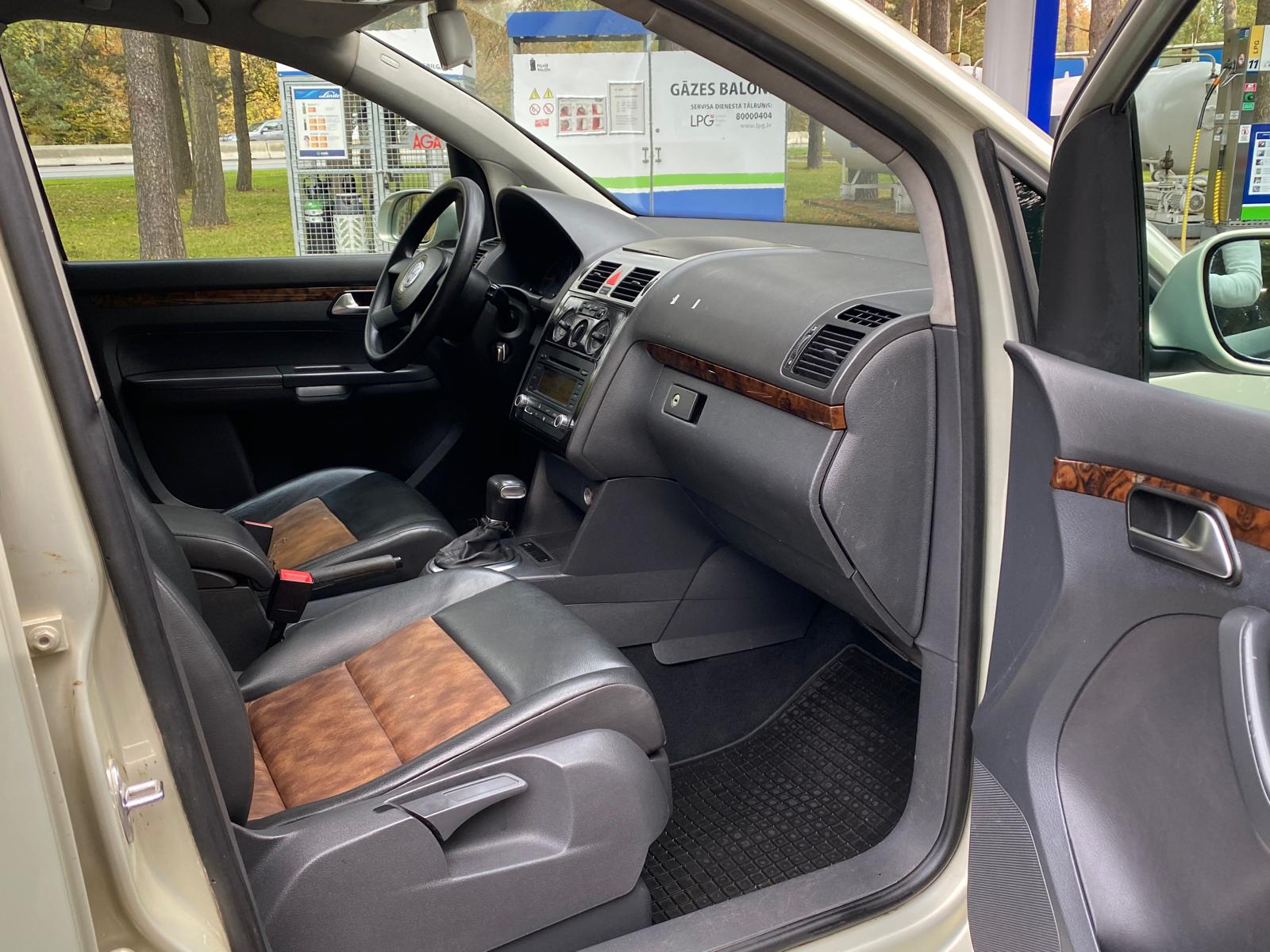VW TOURAN 7-VIETĪGS