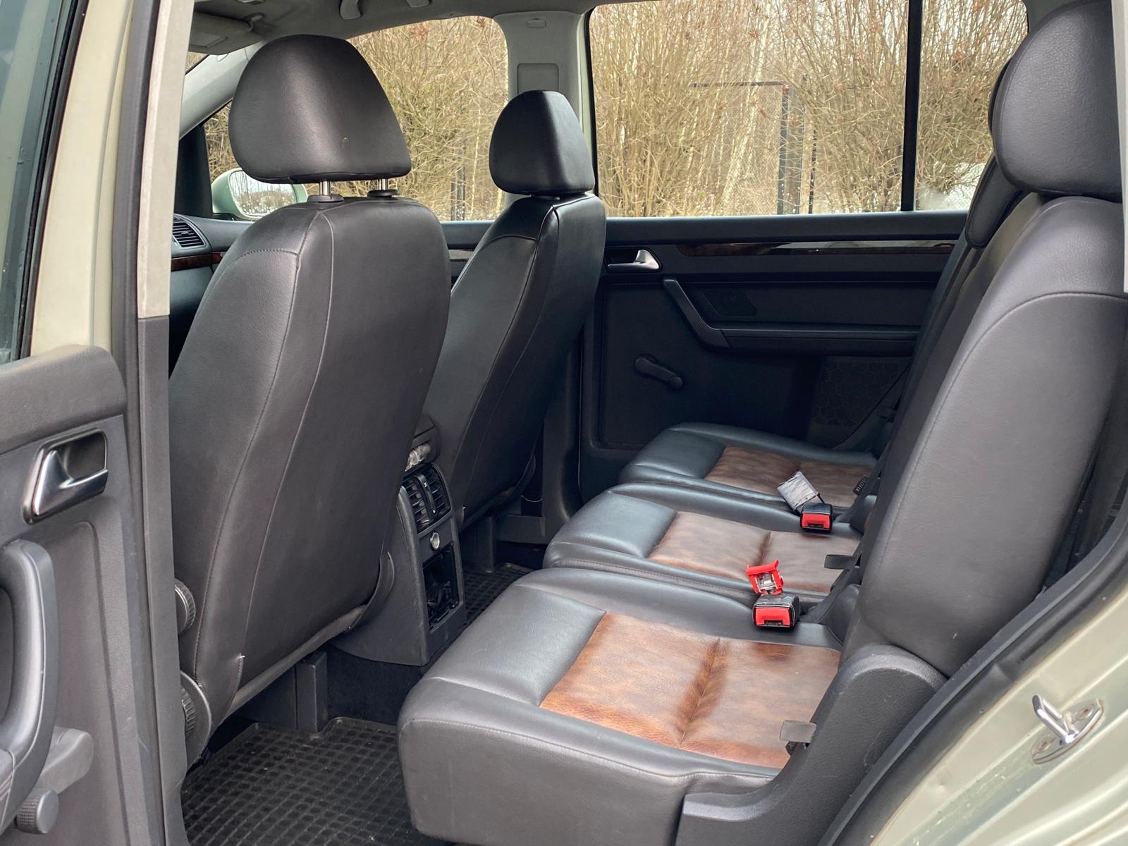 VW TOURAN 7-VIETĪGS