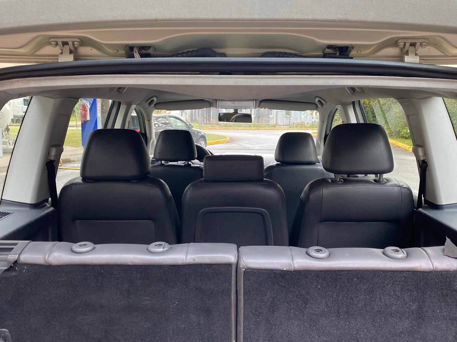 VW TOURAN 7-VIETĪGS
