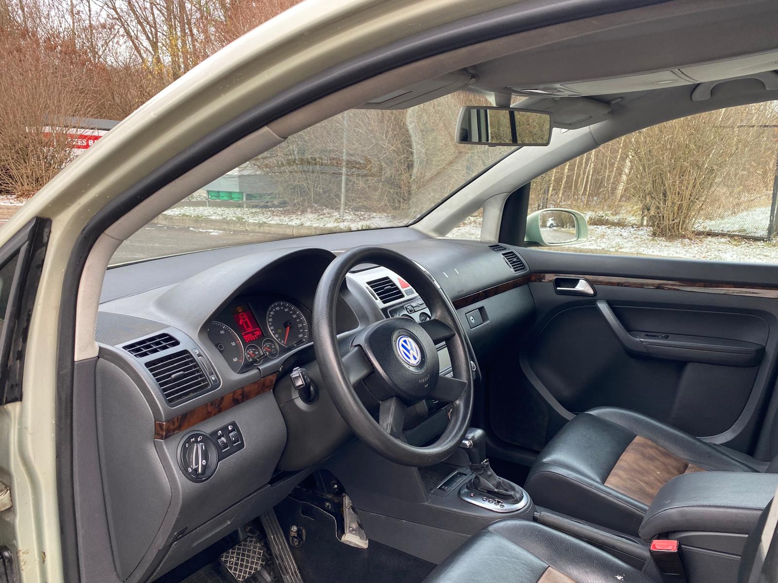 VW TOURAN 7-VIETĪGS