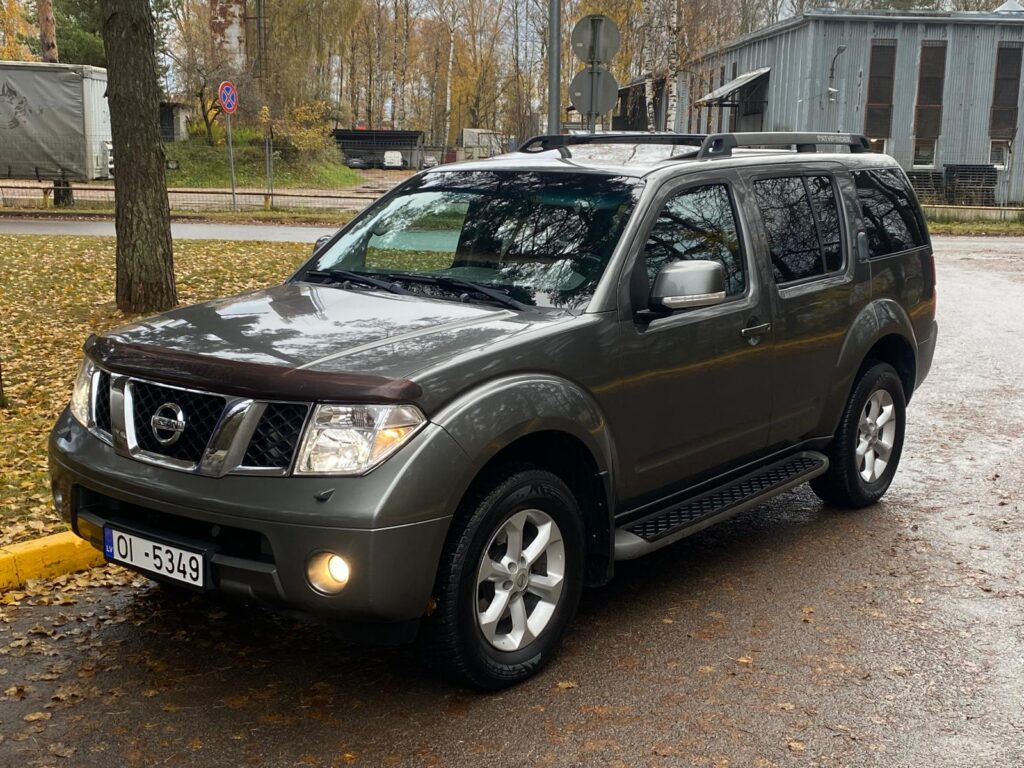 NISSAN PATHFINDER 7-VIETAS 4X4