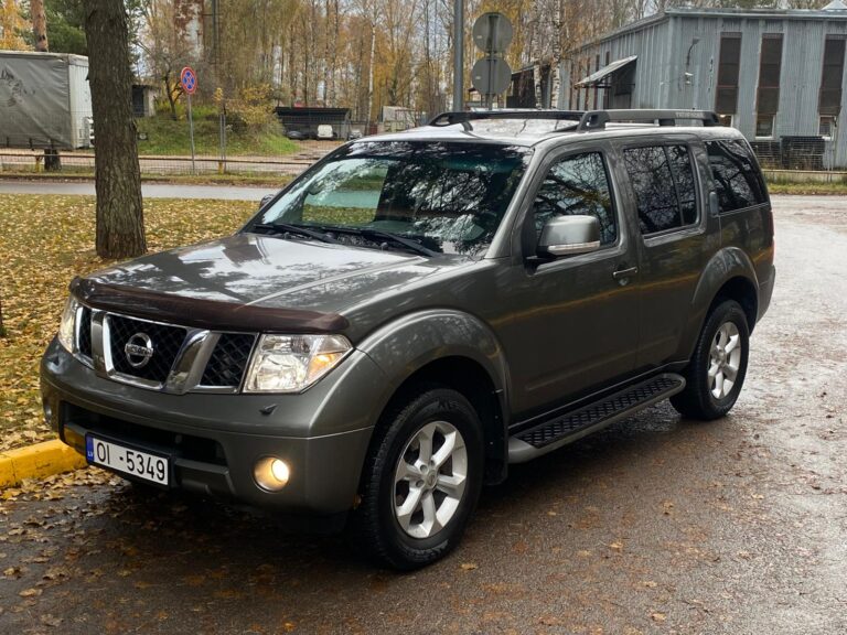 NISSAN PATHFINDER 7-VIETAS 4X4