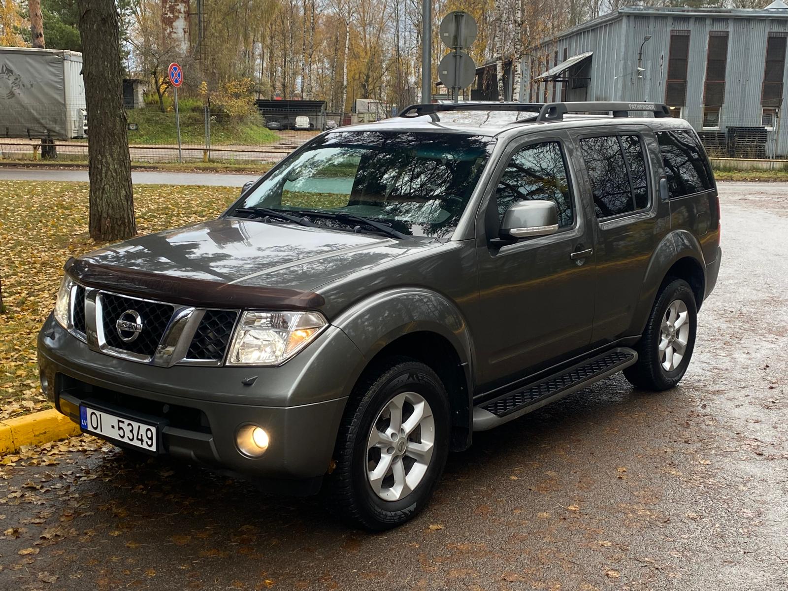 NISSAN PATHFINDER 7-VIETAS 4X4