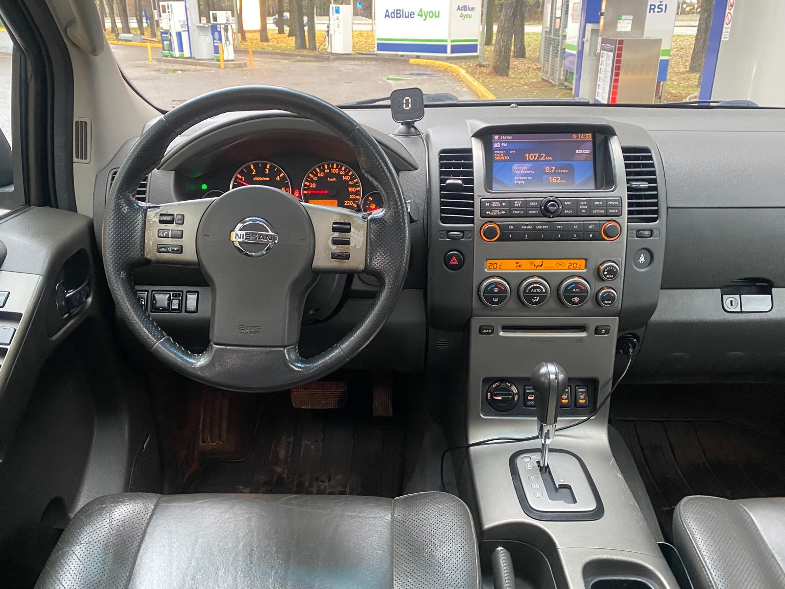NISSAN PATHFINDER 7-VIETAS 4X4