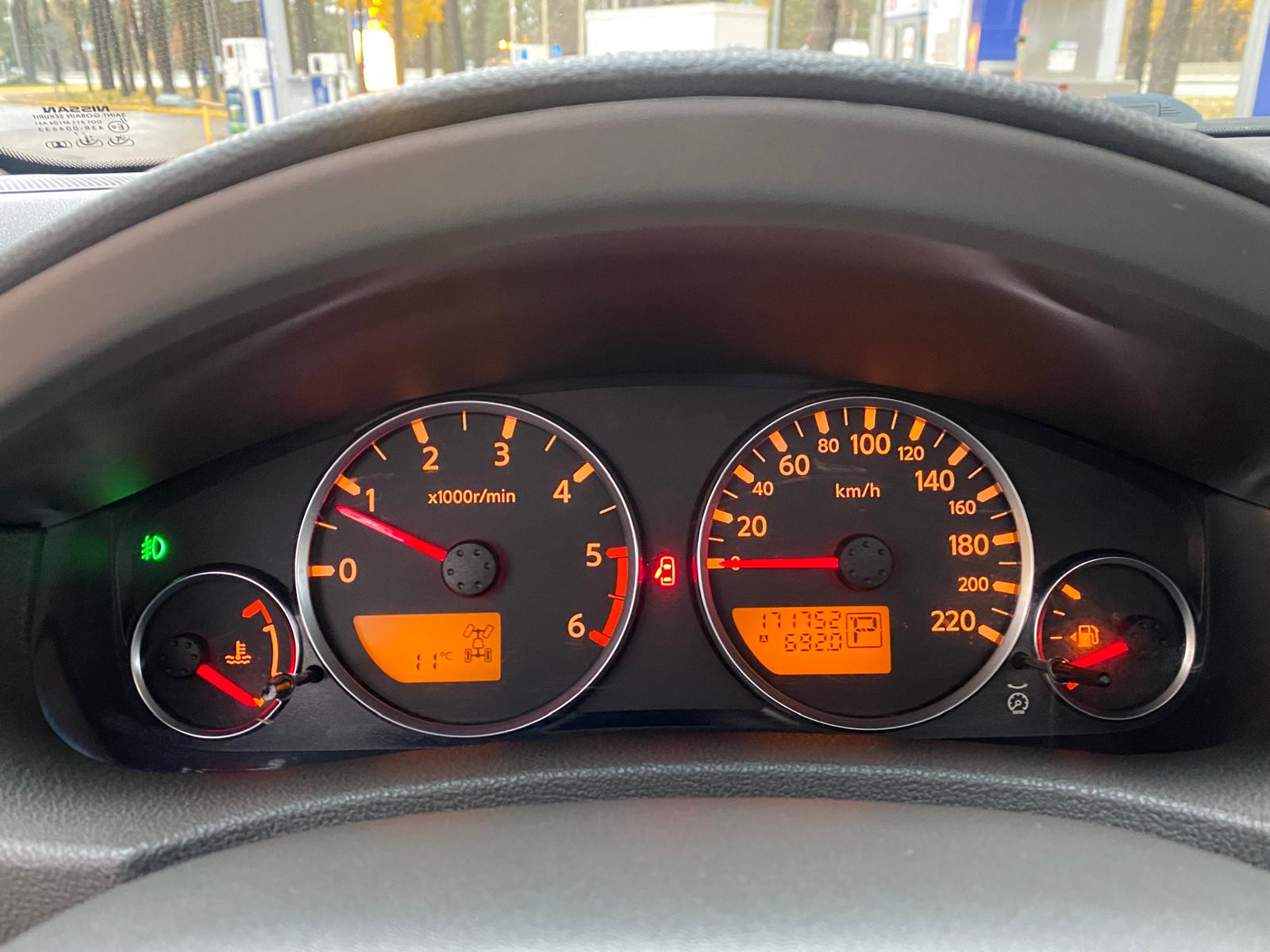 NISSAN PATHFINDER 7-VIETAS 4X4