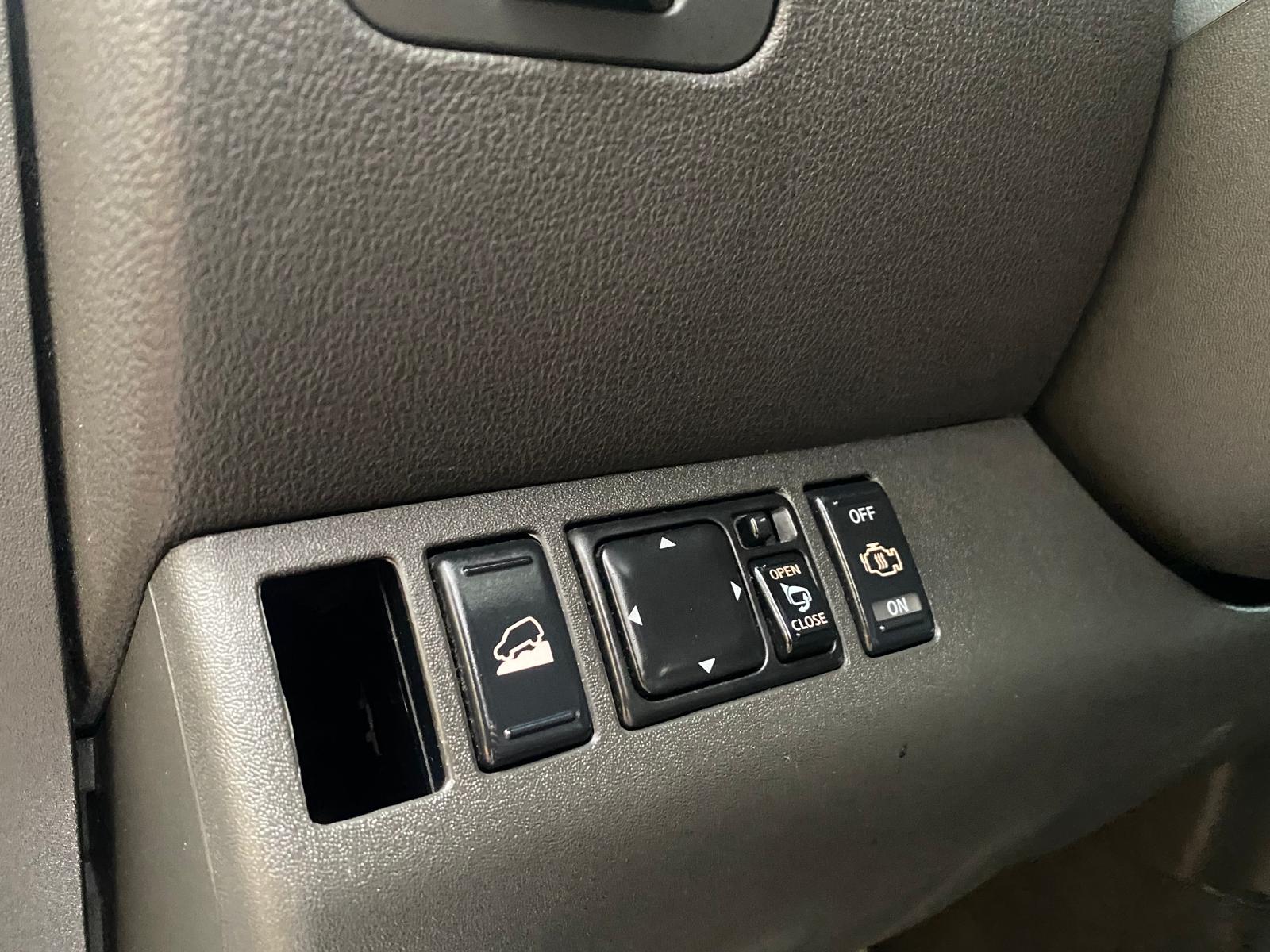 NISSAN PATHFINDER 7-VIETAS 4X4