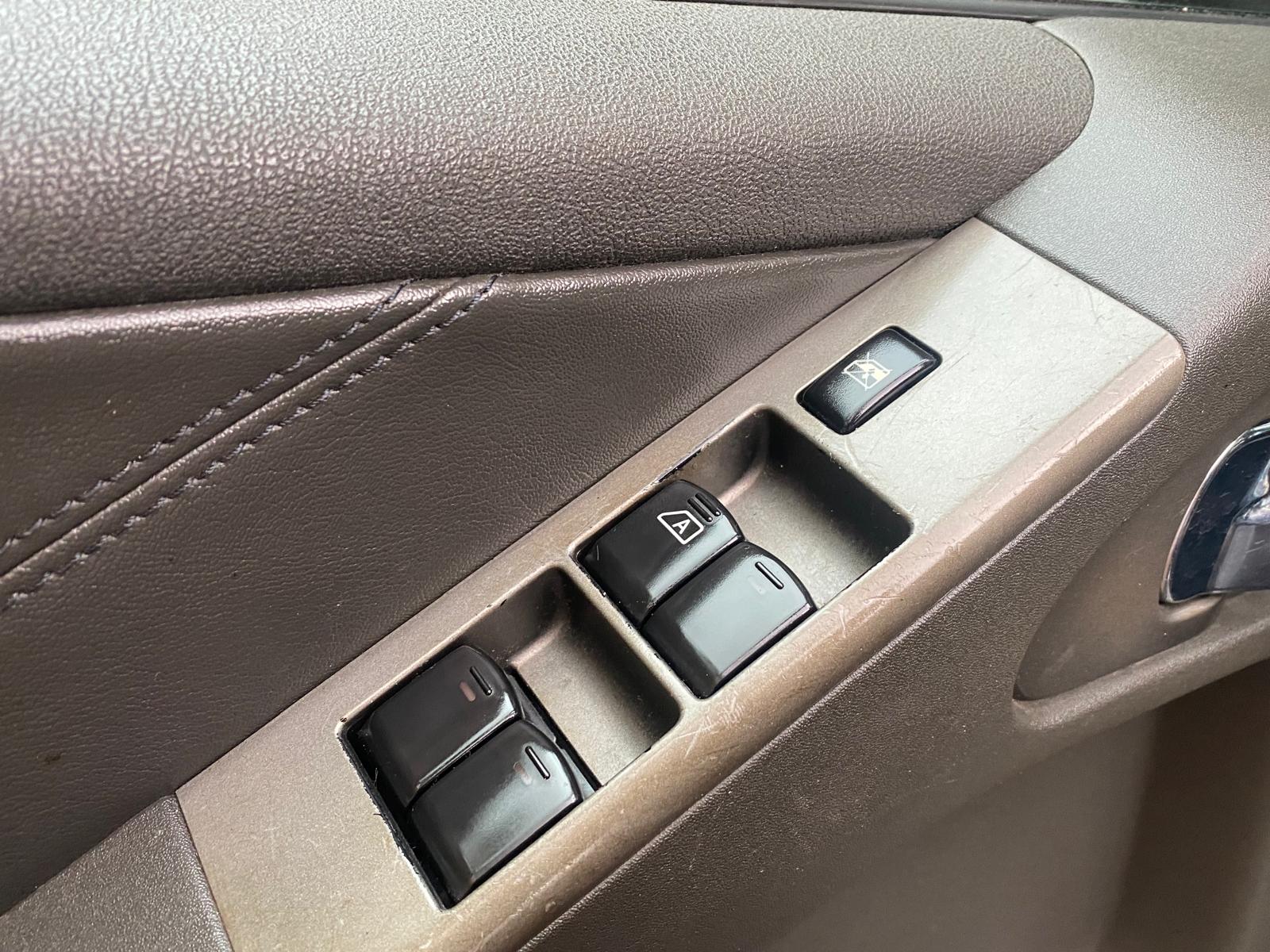 NISSAN PATHFINDER 7-VIETAS 4X4