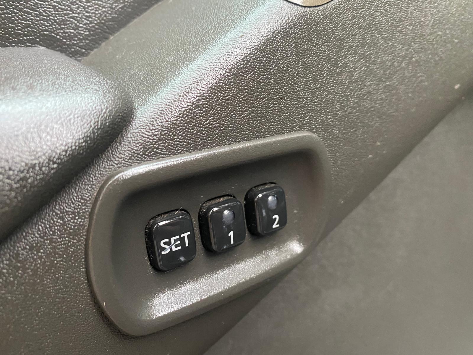 NISSAN PATHFINDER 7-VIETAS 4X4