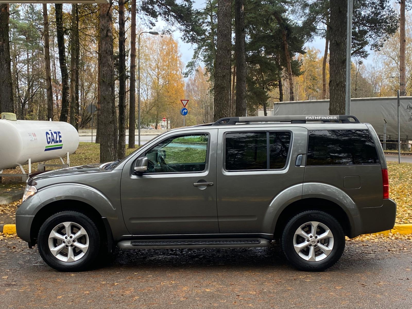 NISSAN PATHFINDER 7-VIETAS 4X4