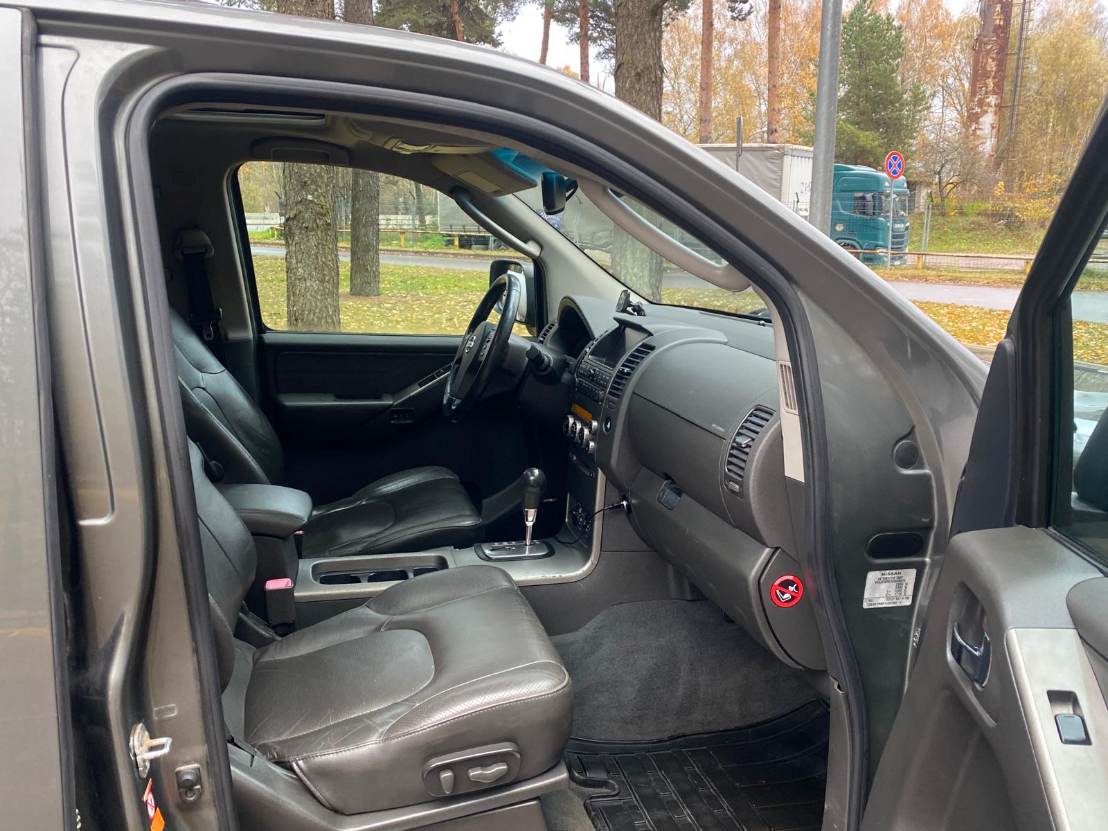 NISSAN PATHFINDER 7-VIETAS 4X4