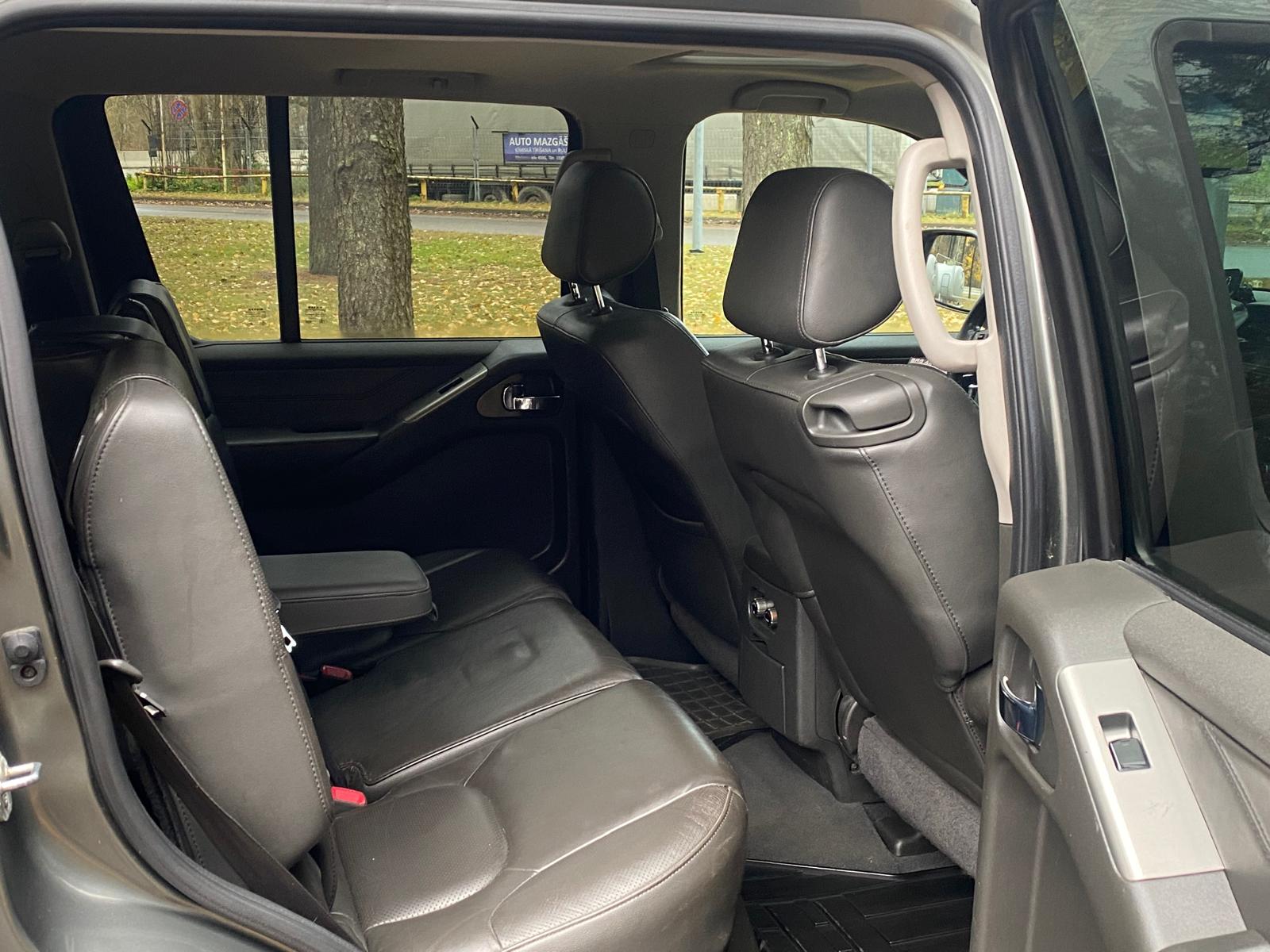 NISSAN PATHFINDER 7-VIETAS 4X4