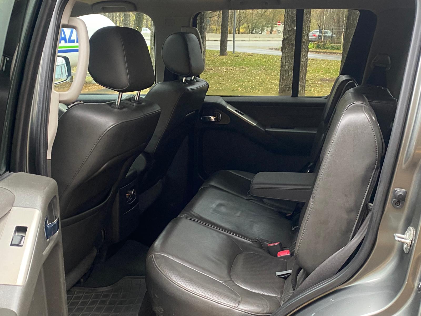 NISSAN PATHFINDER 7-VIETAS 4X4