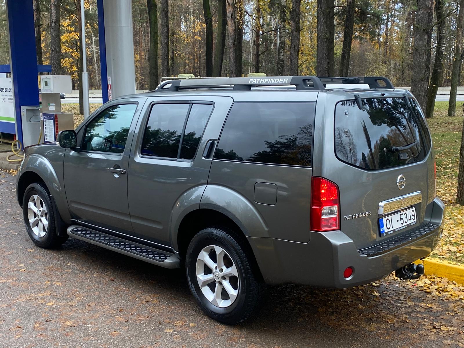 NISSAN PATHFINDER 7-VIETAS 4X4