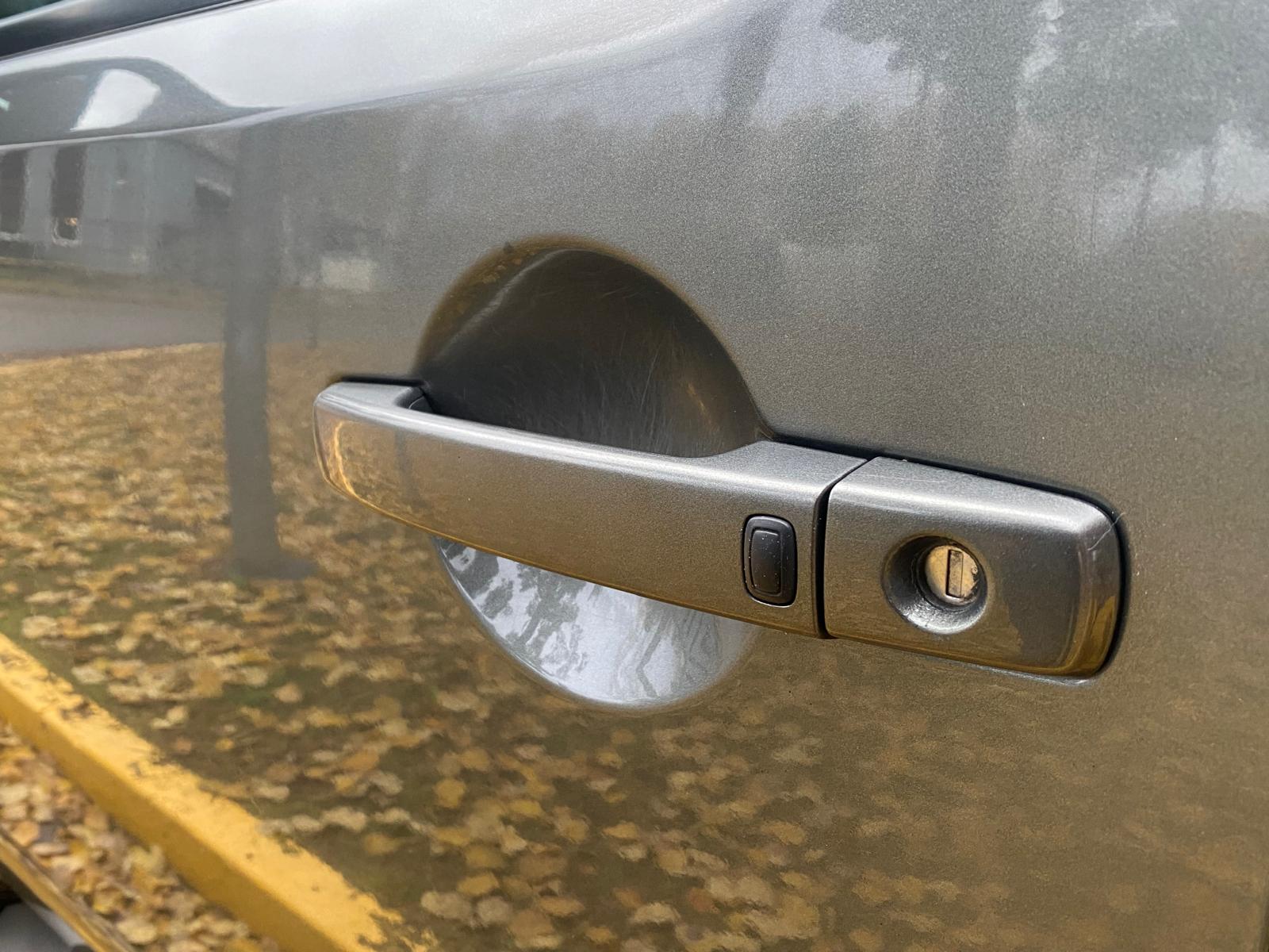 NISSAN PATHFINDER 7-VIETAS 4X4