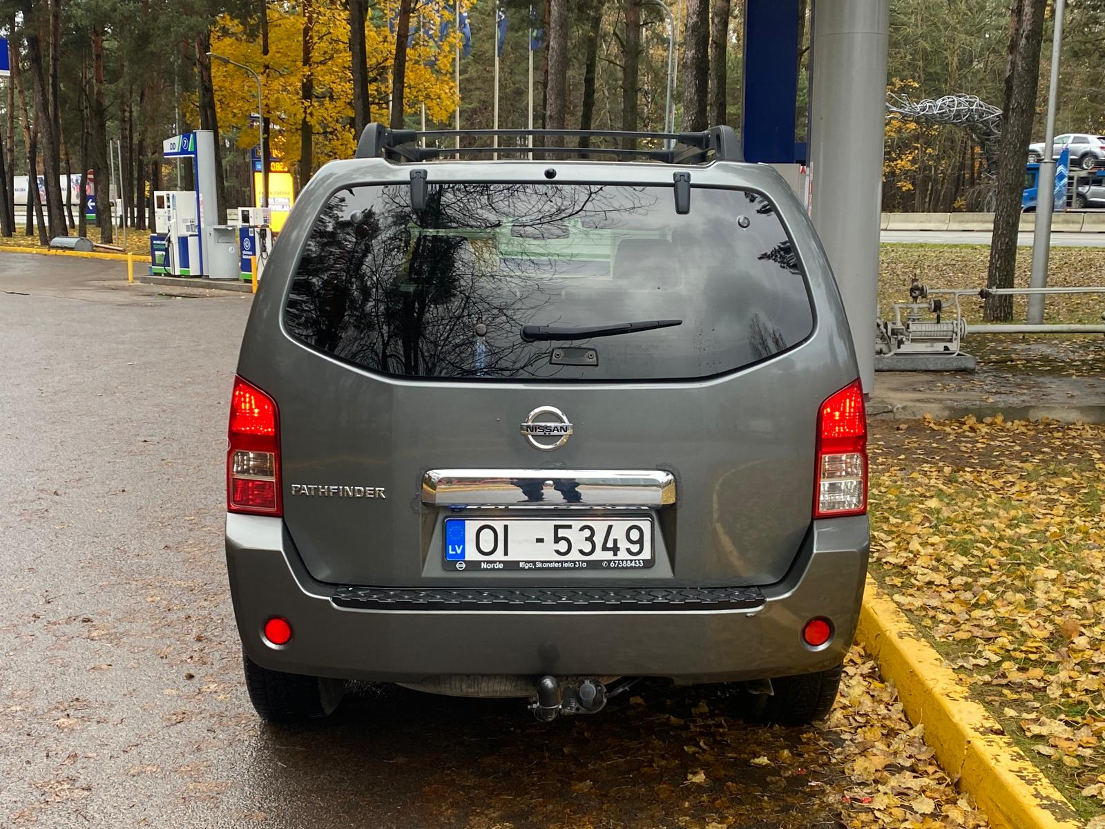 NISSAN PATHFINDER 7-VIETAS 4X4