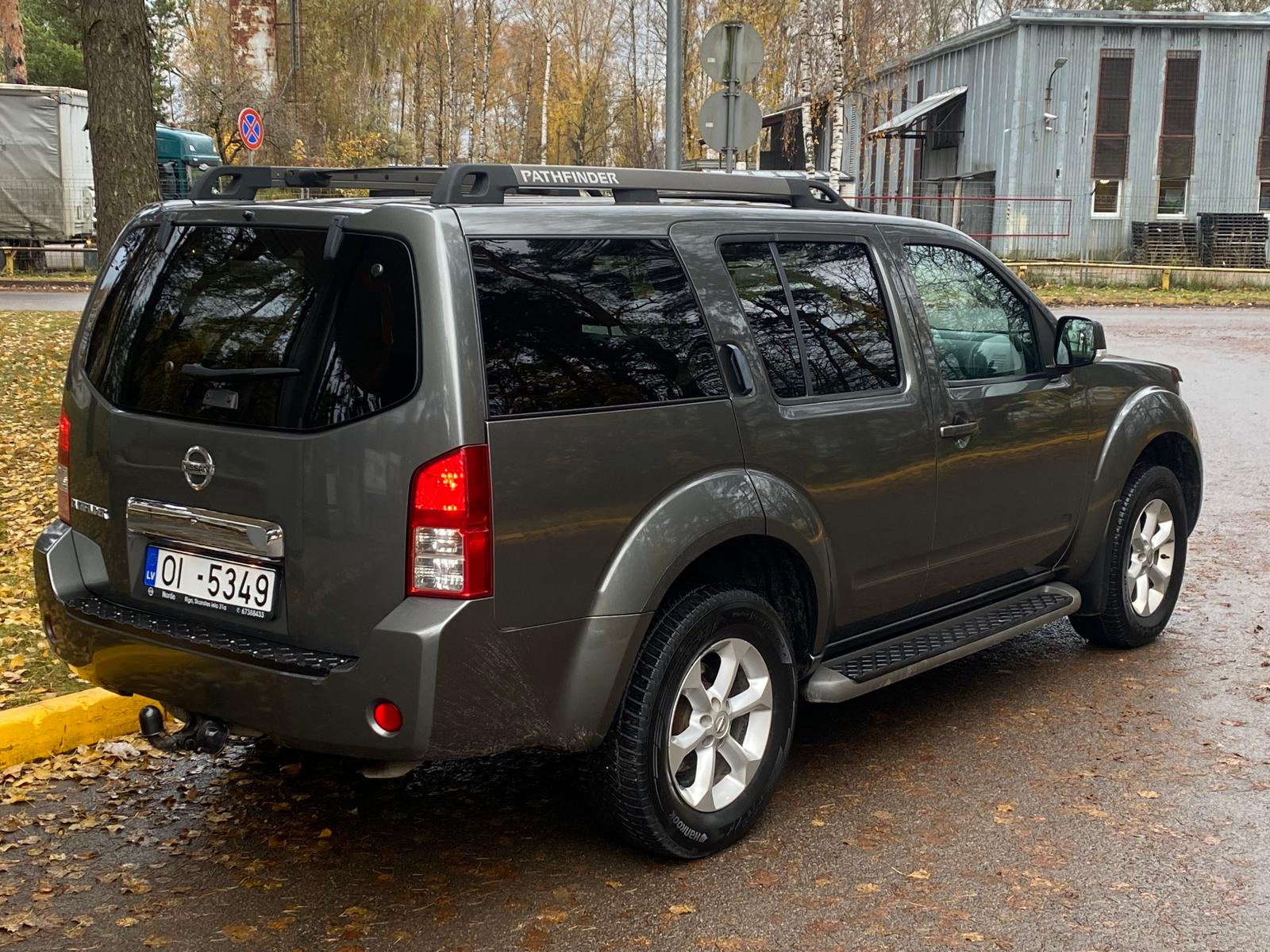 NISSAN PATHFINDER 7-VIETAS 4X4