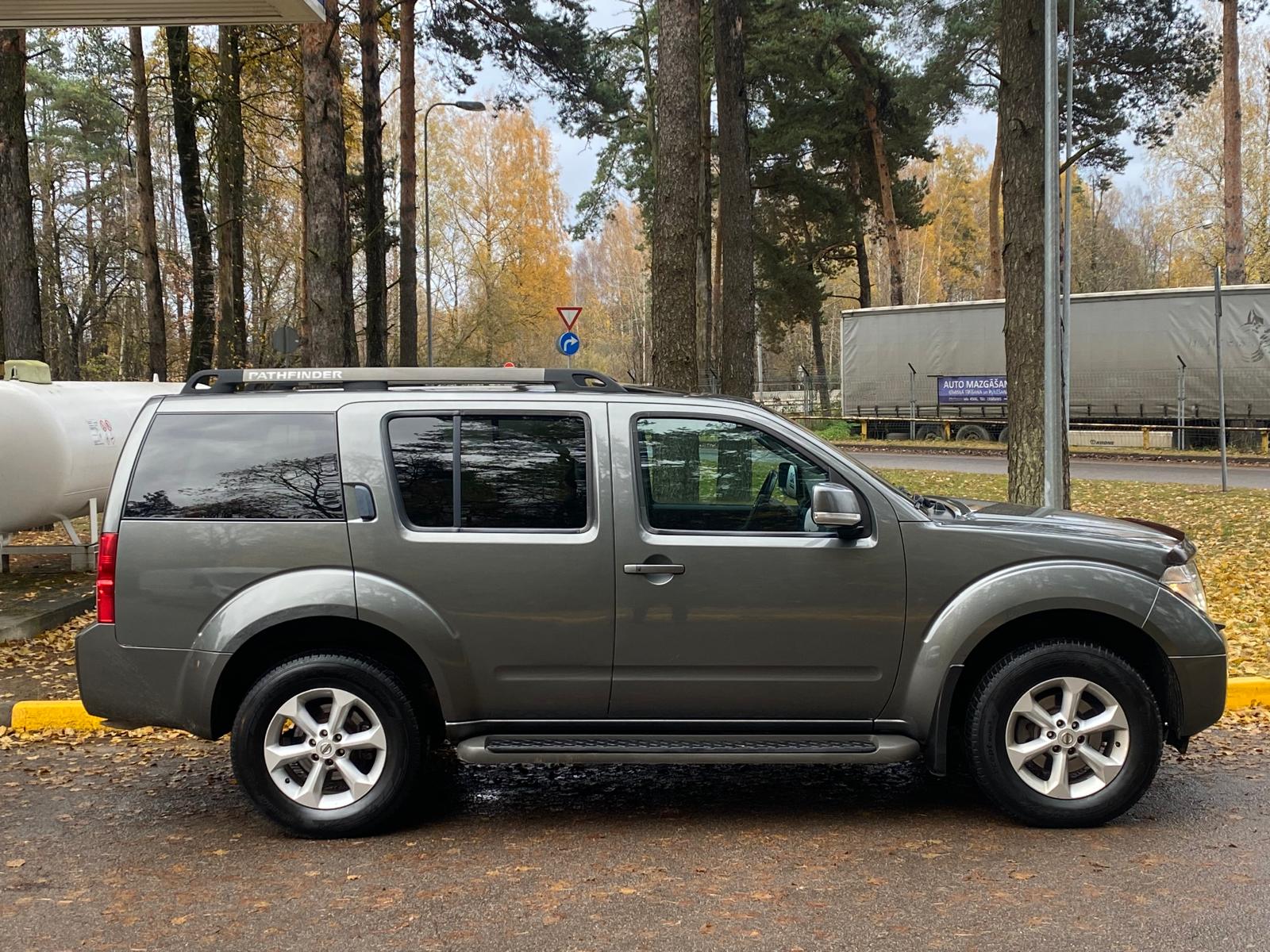 NISSAN PATHFINDER 7-VIETAS 4X4