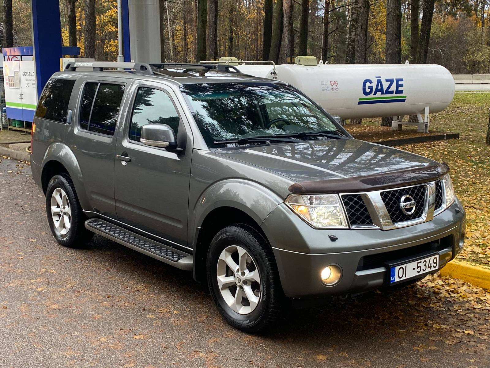 NISSAN PATHFINDER 7-VIETAS 4X4