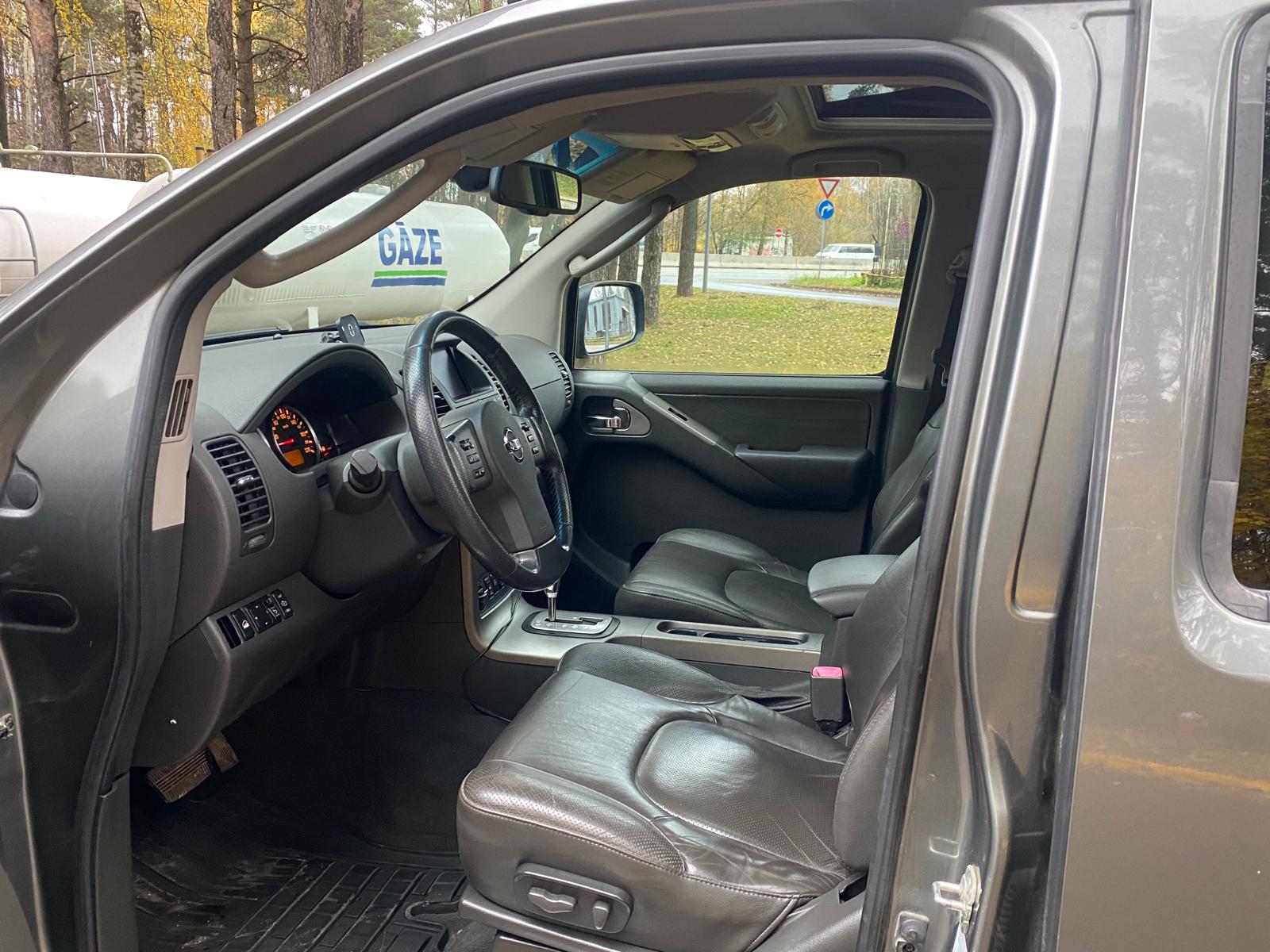 NISSAN PATHFINDER 7-VIETAS 4X4