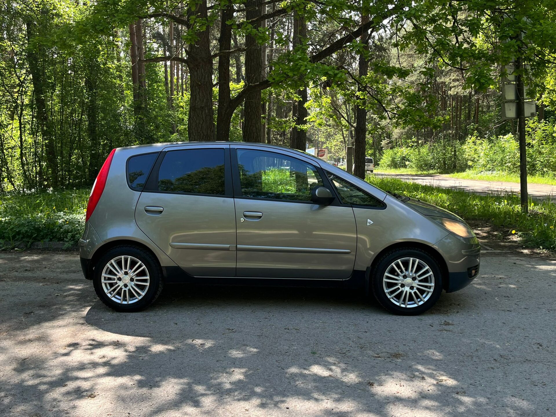 MITSUBISHI COLT