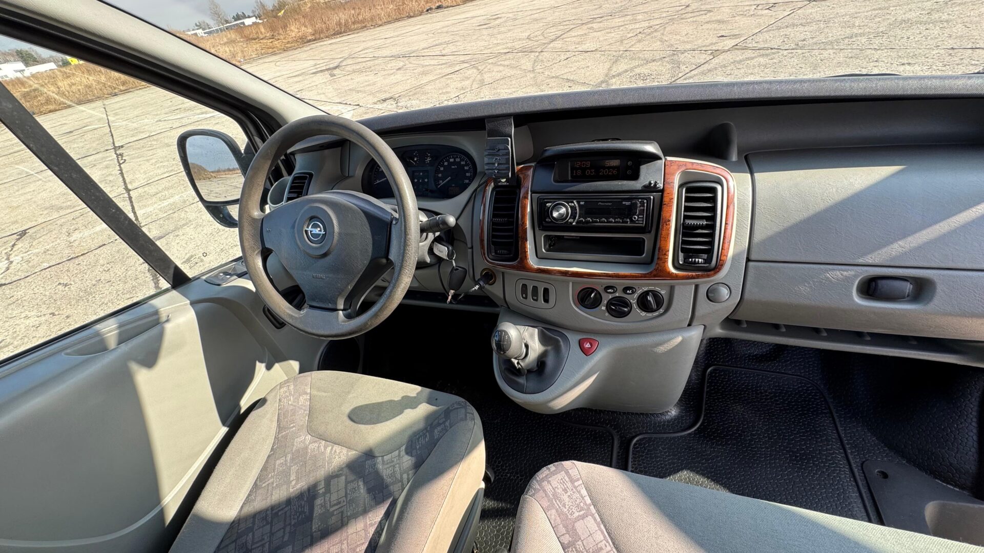 OPEL VIVARO KRAVAS BUSS