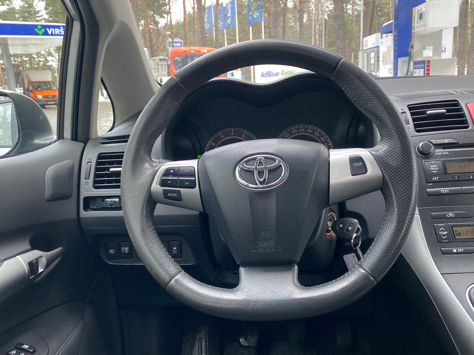 TOYOTA AURIS