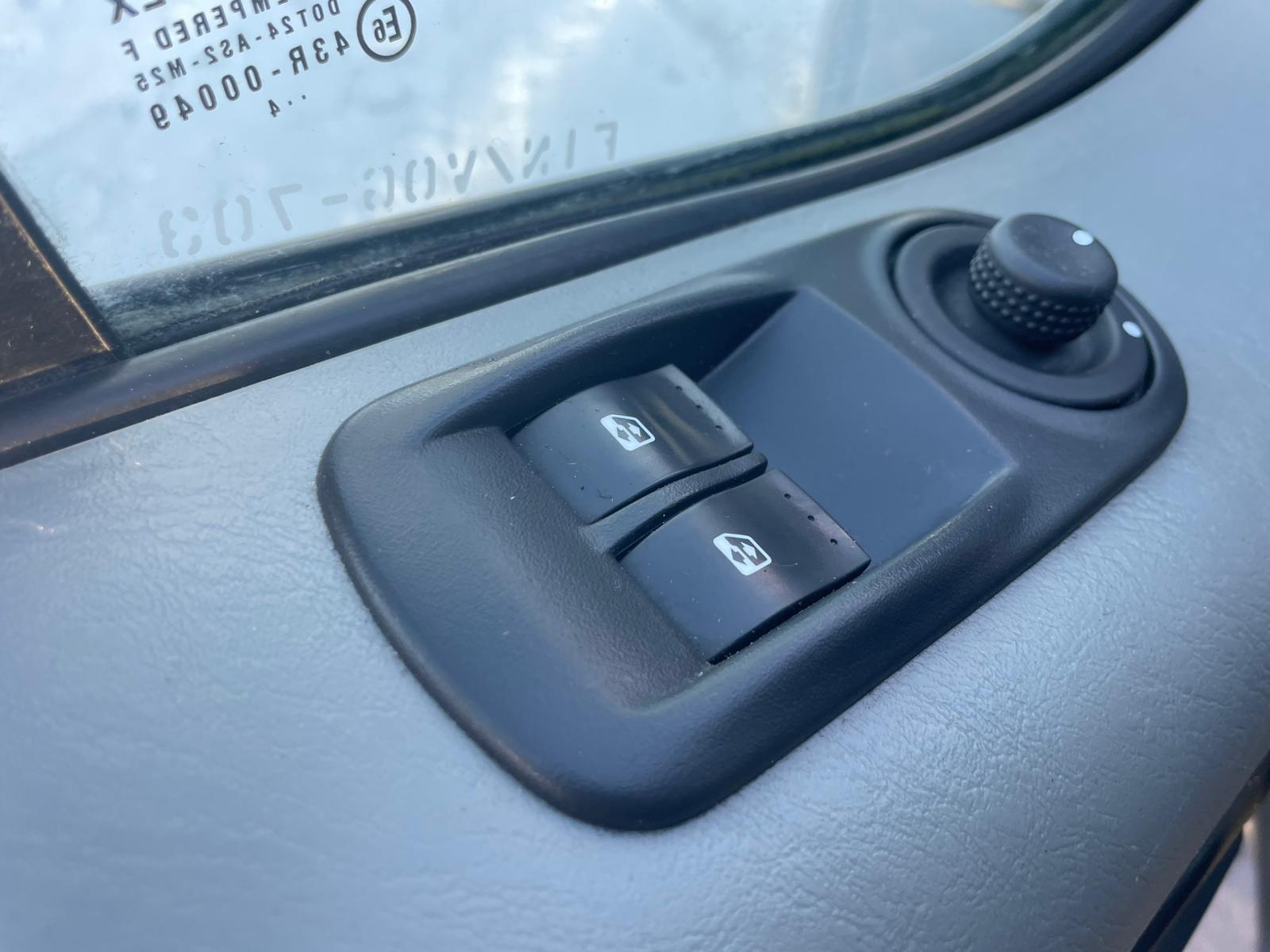 OPEL VIVARO KRAVAS BUSS