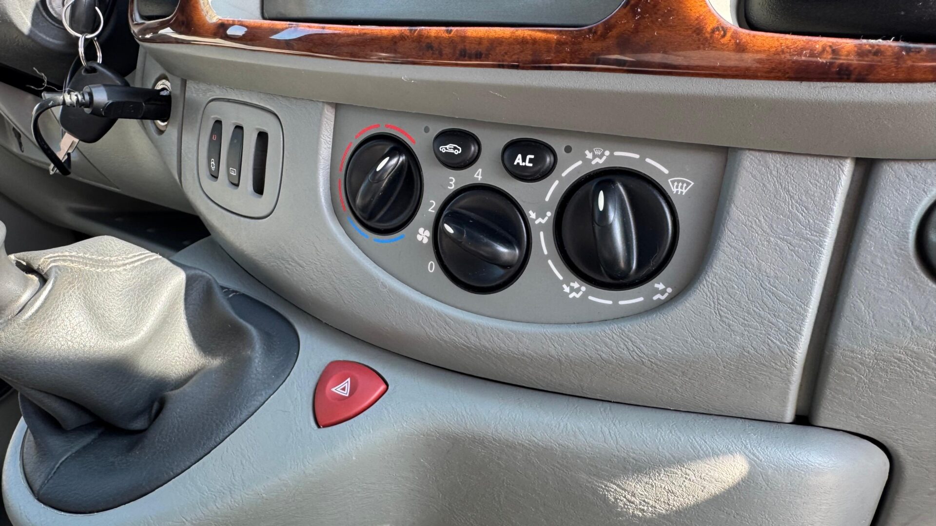 OPEL VIVARO KRAVAS BUSS