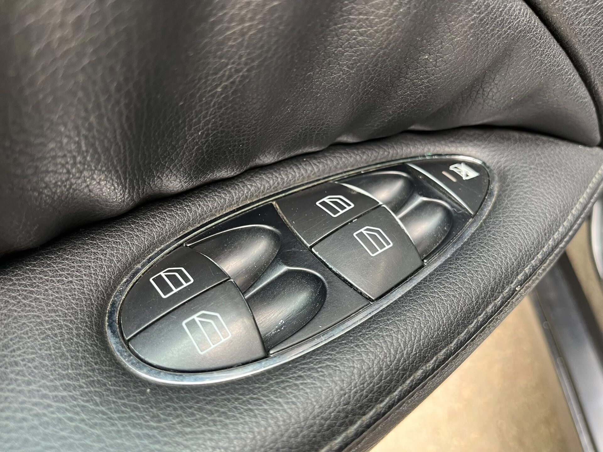 MERCEDES BENZ E220 AVANTGARDE