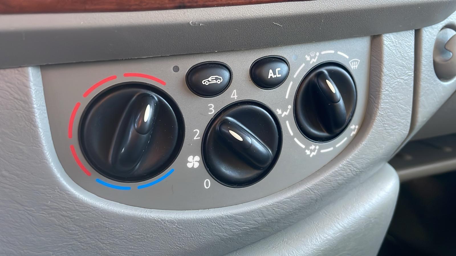 OPEL VIVARO KRAVAS BUSS