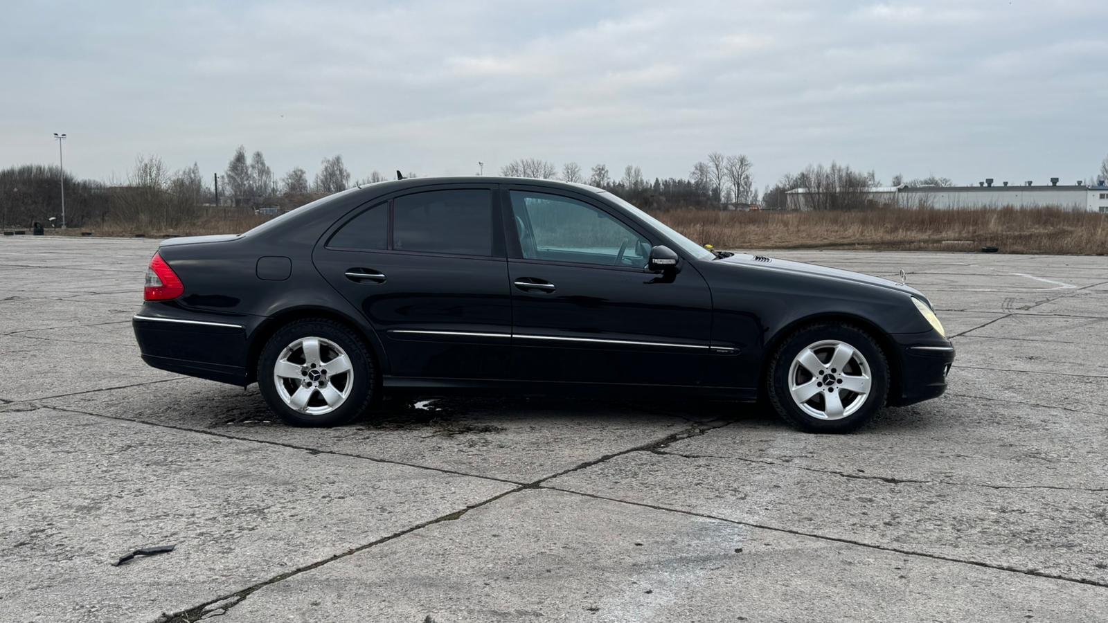 MERCEDES BENZ E220 AVANTGARDE