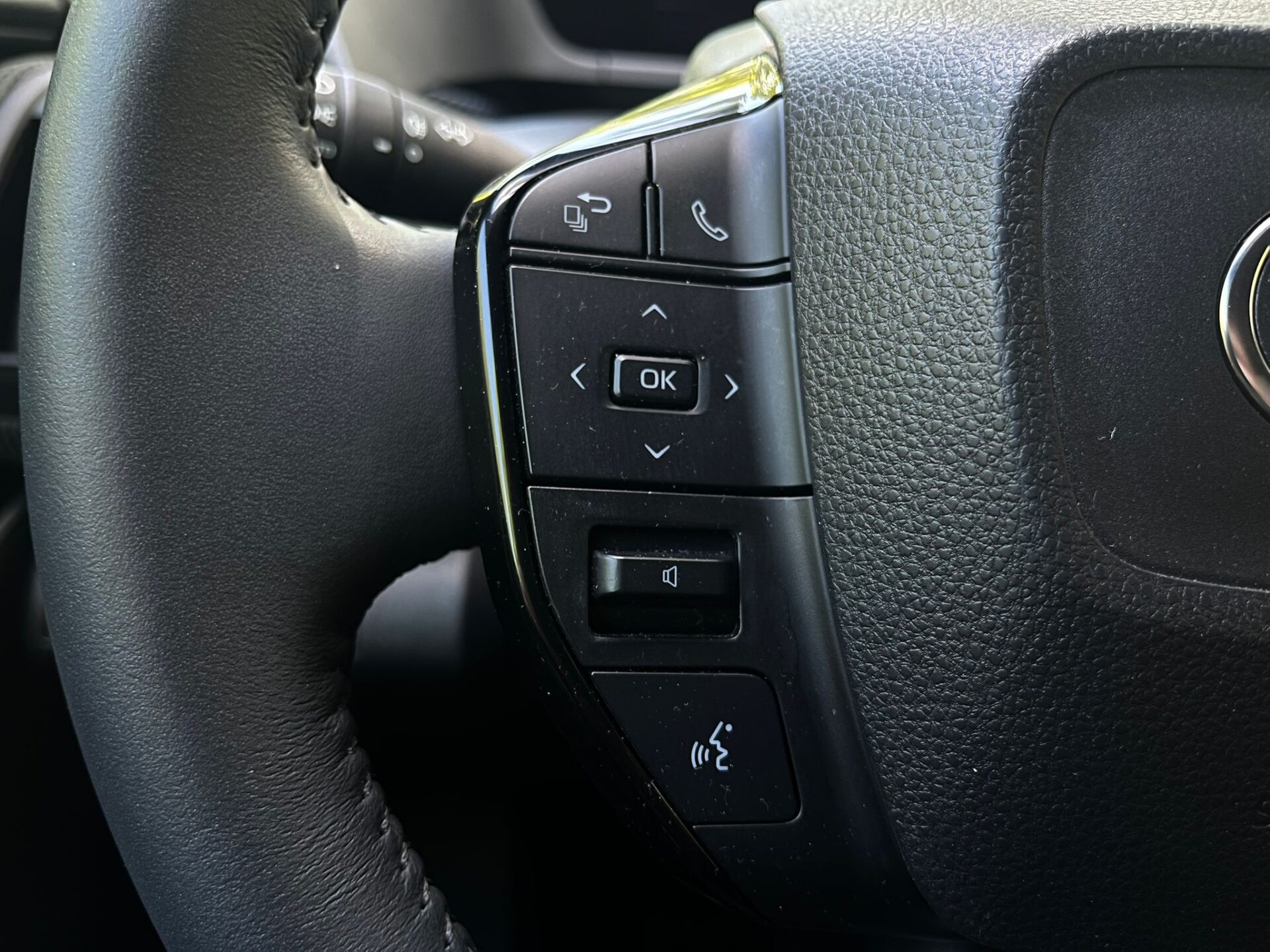 TOYOTA BZ4X ELEKTROMOBĪLIS