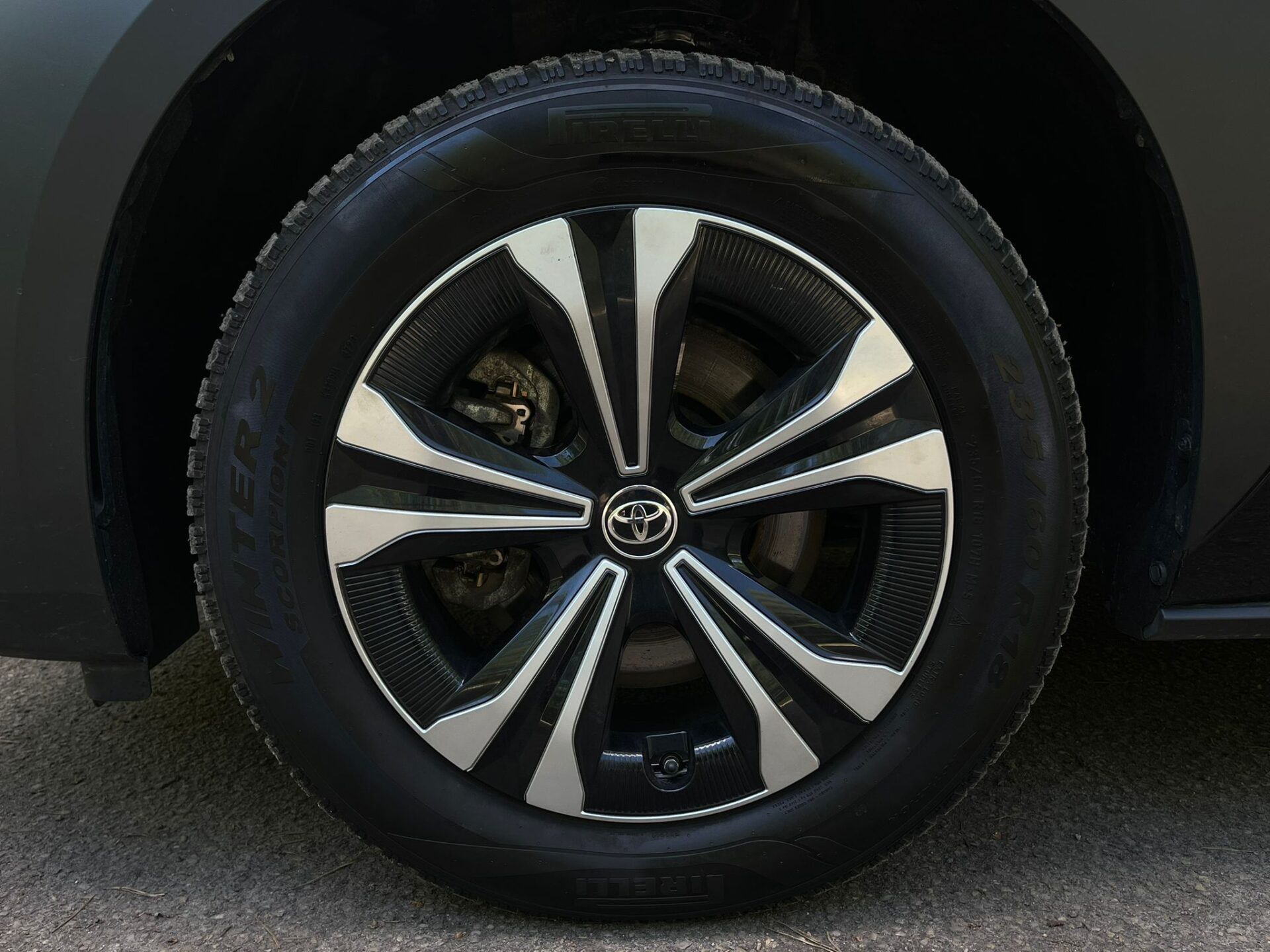 TOYOTA BZ4X ELEKTROMOBĪLIS