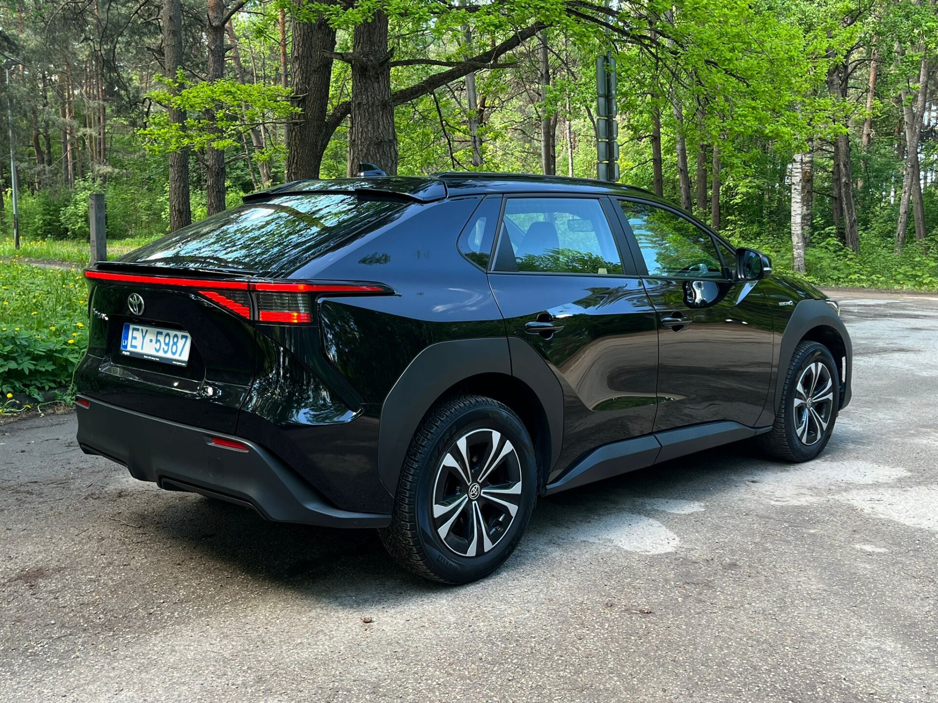 TOYOTA BZ4X ELEKTROMOBĪLIS
